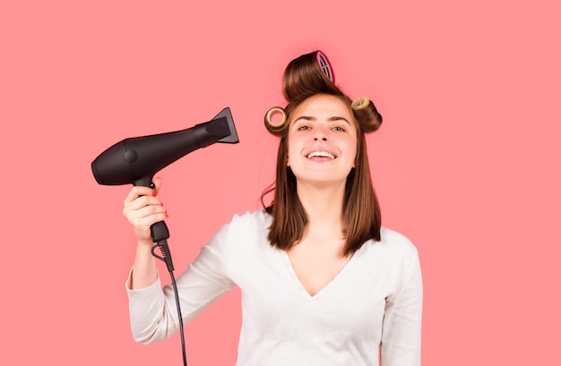 Foto mujer con secador de cabello después de la ducha chica hermosa con cabello recto secando el cabello con secador profesional