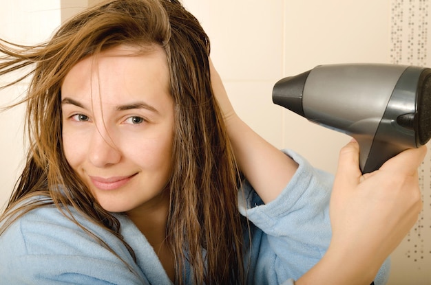 Foto mujer con secador de pelo