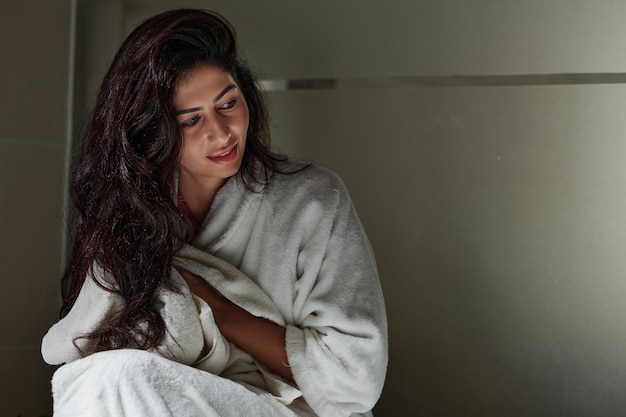 Mujer secando el cabello con una toalla