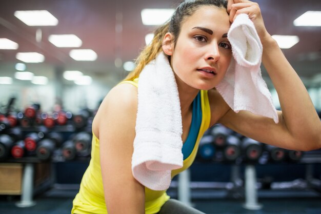 Mujer secando su frente de un entrenamiento