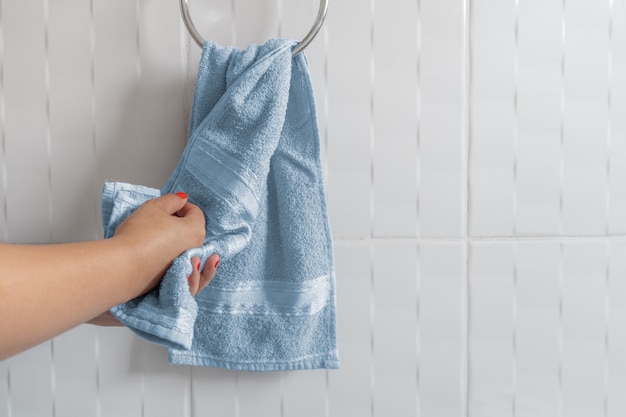 Mujer secándose las manos con toalla
