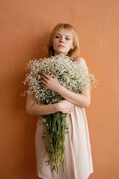 Foto mujer seductora joven con ramo de flores de primavera