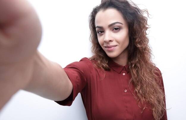 Mujer segura apoyada en una pared virtual