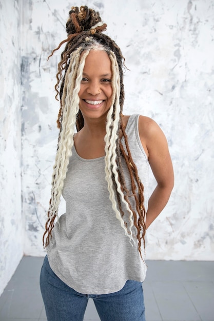 Mujer segura de sí misma con cabello bonito creativo