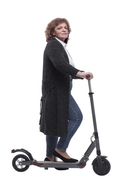 Mujer segura de vista lateral con un scooter eléctrico mirando a la cámara