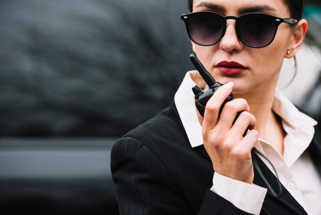 Foto mujer de seguridad de primer plano trabajando