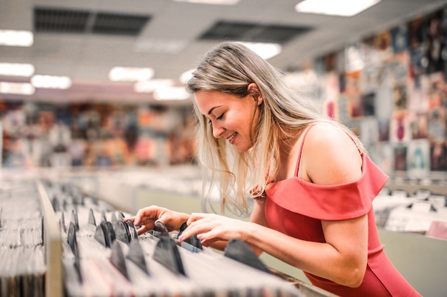 Mujer seleccionando vinilos en una tienda