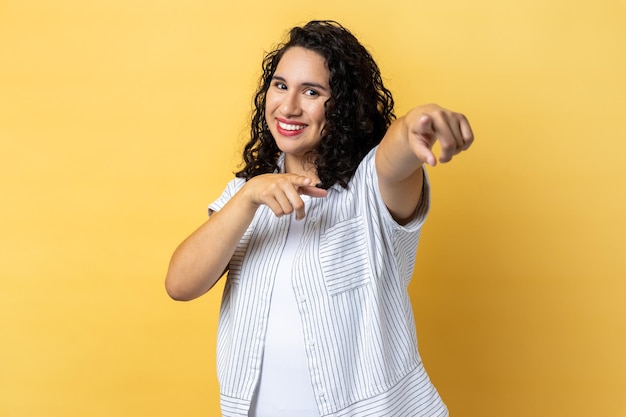 Mujer señalando con el dedo a la cámara con cara feliz eligiéndote diciendo que eres lo que necesitamos