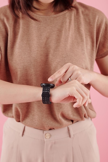 Mujer señalando Smartwatch