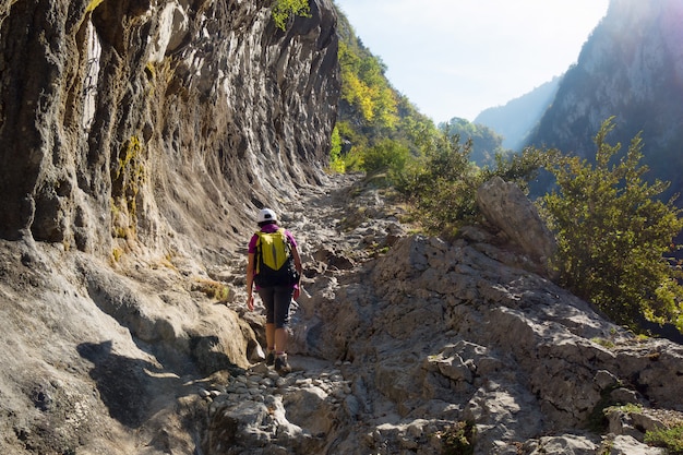 Mujer de senderismo en el camino de los maduros en los Pirineos