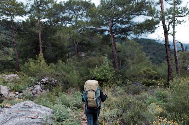 Mujer de senderismo en las montañas