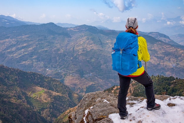 Mujer senderismo en las montañas