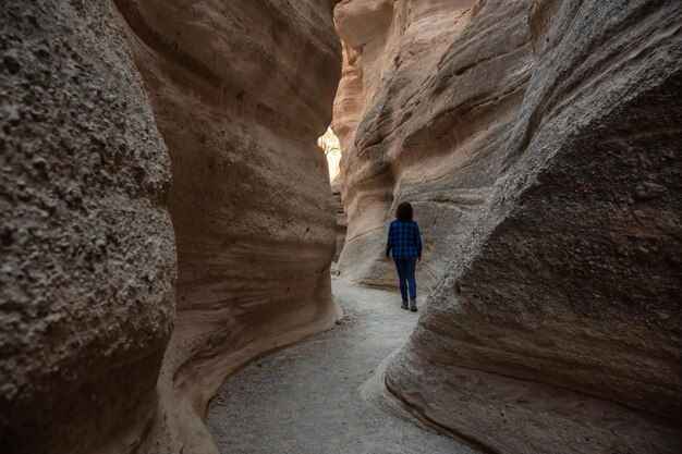 Mujer de senderismo en el paisaje del cañón americano