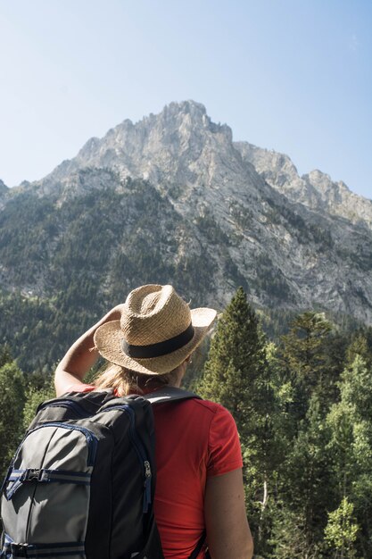 Mujer de senderismo en el parque nacional d'aiguestortes en los Pirineos en España