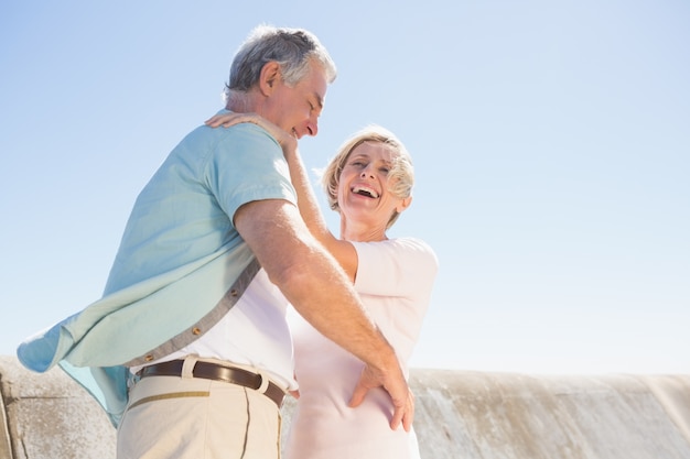 Mujer Senior abrazando a su pareja