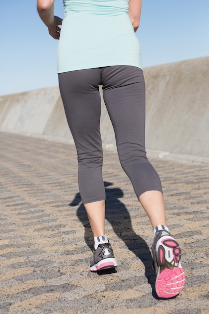 Foto mujer senior activa para correr en el muelle