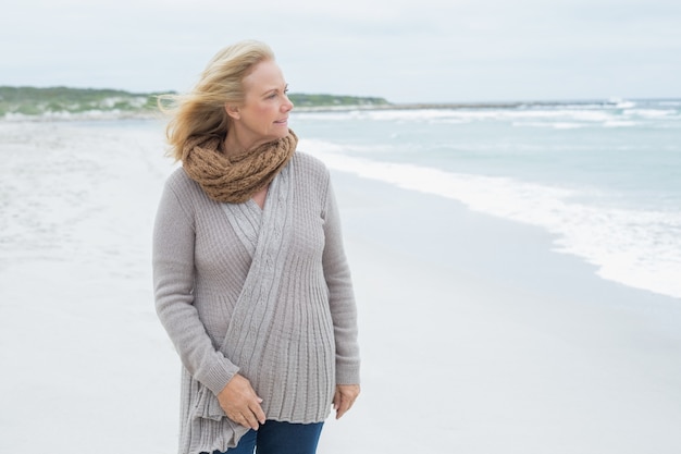 Mujer senior casual mirando a la playa