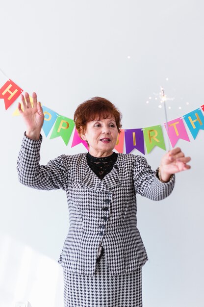 Mujer Senior celebrando su cumpleaños en casa