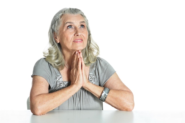 Mujer senior emocional posando