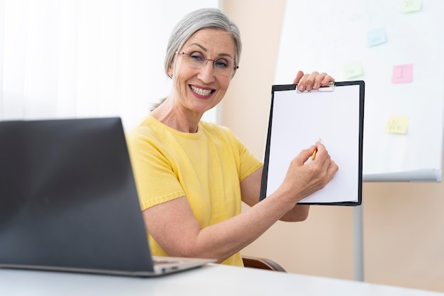 Mujer Senior enseñando lecciones de inglés