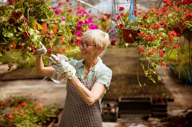 Mujer senior feliz florista