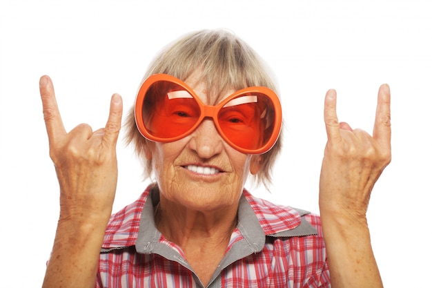 Foto mujer senior con grandes gafas de sol