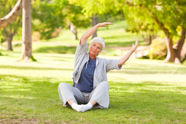 Mujer Senior haciendo su estira en el parque