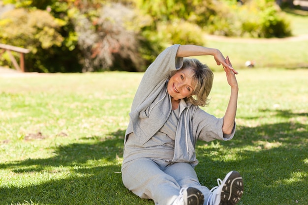 Mujer Senior haciendo sus streches en el parque