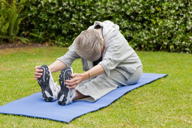 Mujer Senior haciendo sus streches