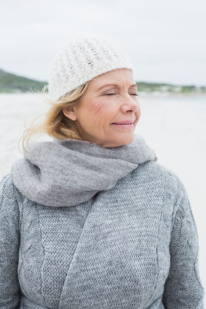 Mujer Senior con los ojos cerrados en la playa