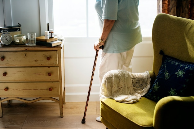 Mujer Senior parado solo en la habitación