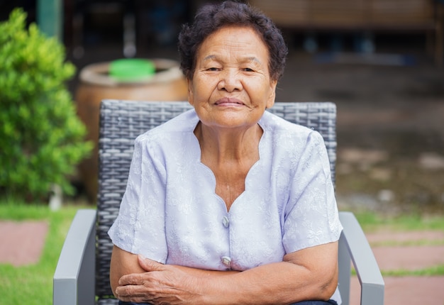 Foto mujer senior smilling y feliz