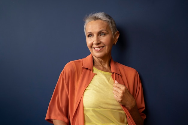 Foto mujer senior sonriente de tiro medio