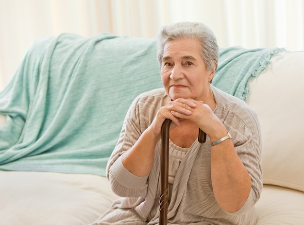 Mujer Senior con su bastón