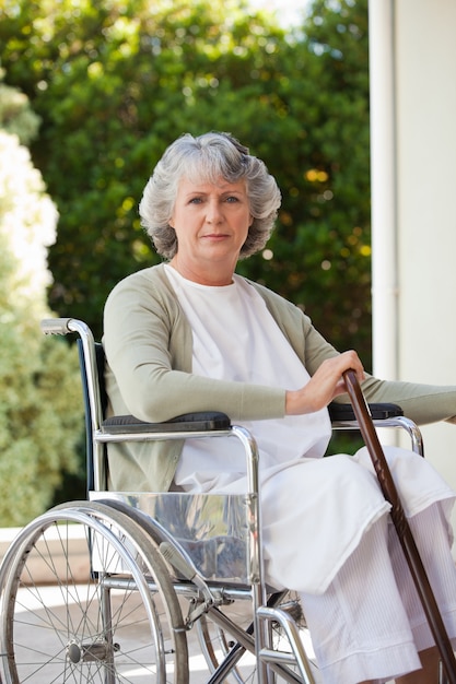 Mujer Senior en su silla de ruedas