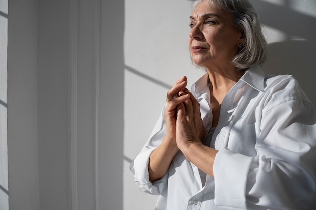 Mujer senior de tiro medio dentro