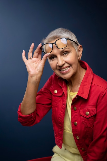 Foto mujer senior de tiro medio con gafas