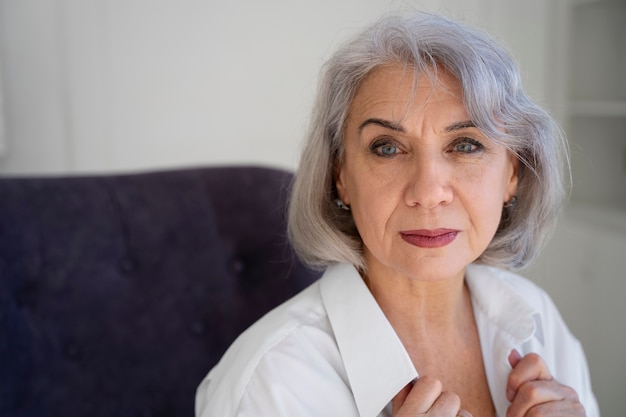 Foto mujer senior de tiro medio en el interior