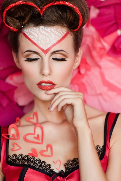 Mujer sensual en el día de San Valentín mirar cerrando los ojos