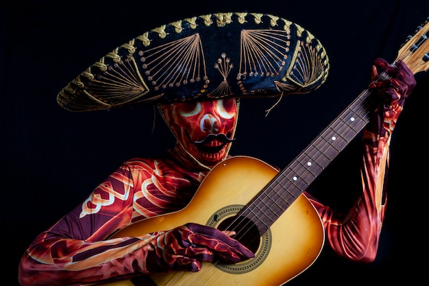 Mujer sensual vestida con un disfraz de esqueleto y un sombrero tocando la guitarra concepto de Halloween