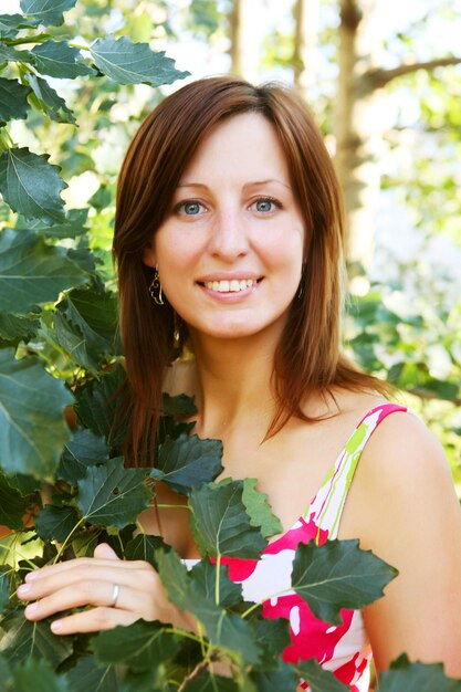 Mujer sentada afuera sonriendo