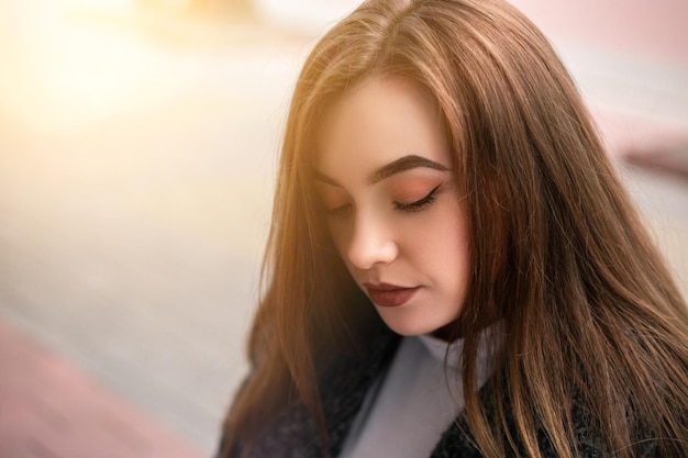 mujer sentada afuera