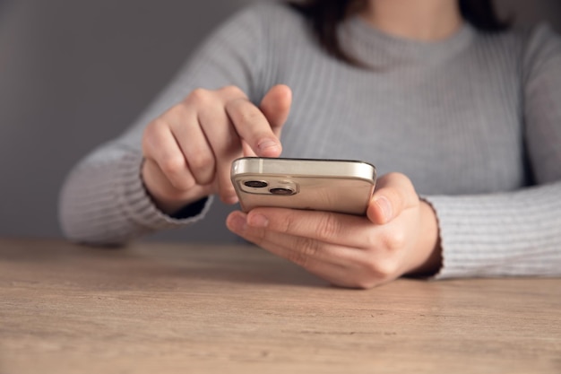 Mujer sentada al teléfono