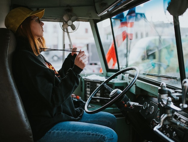 Mujer sentada en el asiento del conductor del camión