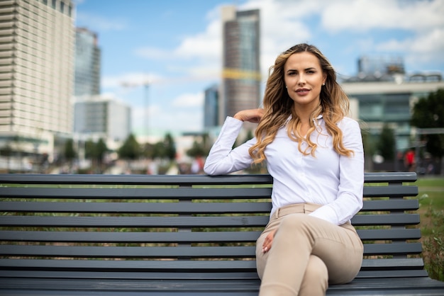 mujer sentada en un banco al aire libre