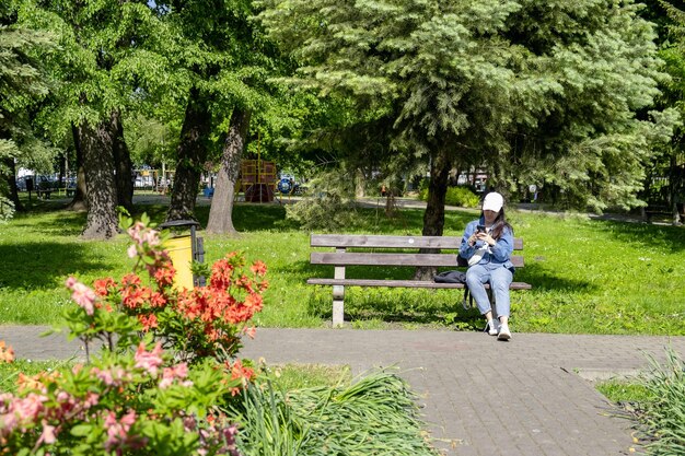 Mujer sentada en el banco en un parque público