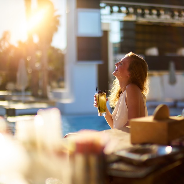 Mujer sentada en el bar