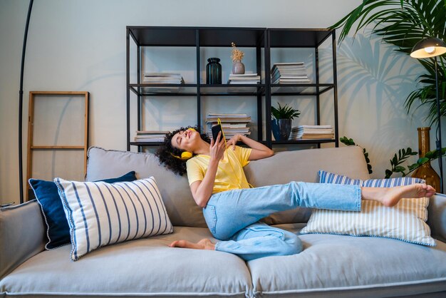 Foto mujer sentada en la cama en casa