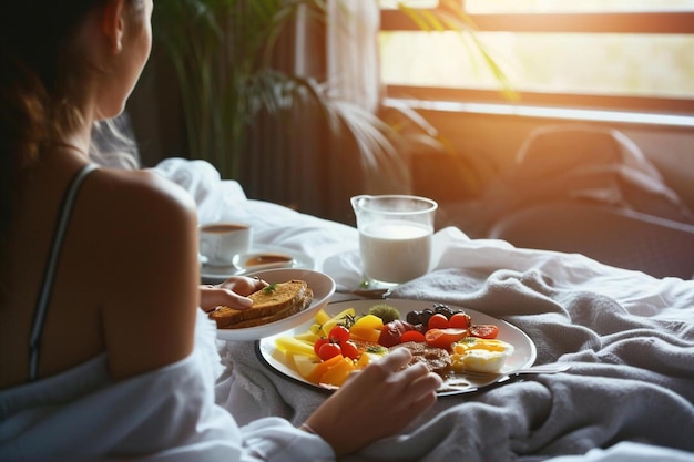 Foto una mujer sentada en la cama con un plato de comida