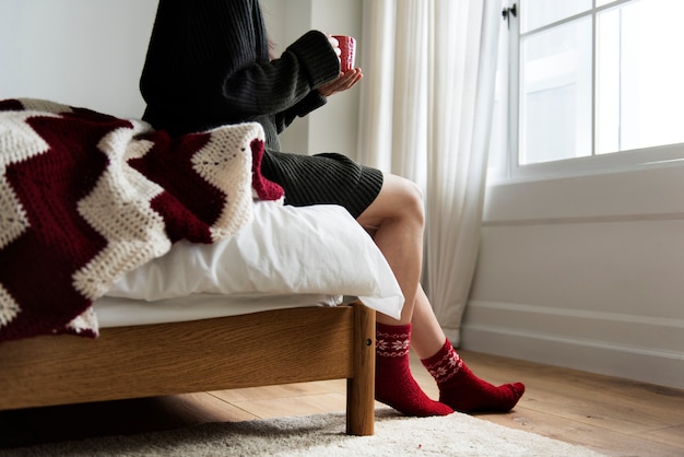 Una mujer sentada en la cama